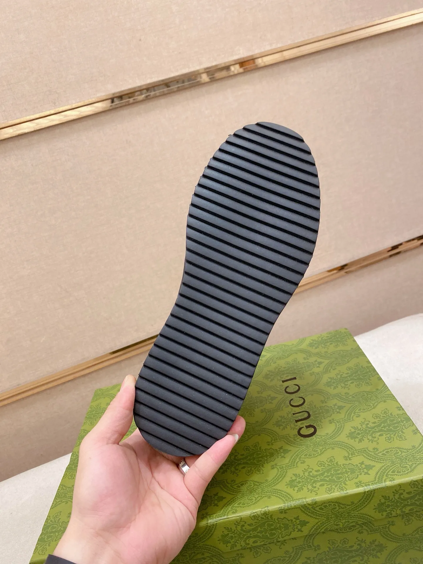 Factory price: 420💰 (GUCCI) The latest model from the official website🎁🎁Casual and fashionable men's shoes👟, hot style💥The version is simple and elegant, exclusive for trendy men. The unique latest brand elements from the official website👑Original Gucci decoration, fashionable and generous, the fabric is original cowhide ✅Mesh breathable lining, the official website specifies wear-resistant casual outsole, the classic model is taken in kind at the counter🎬38-44 (can be customized for 45 non-refundable)